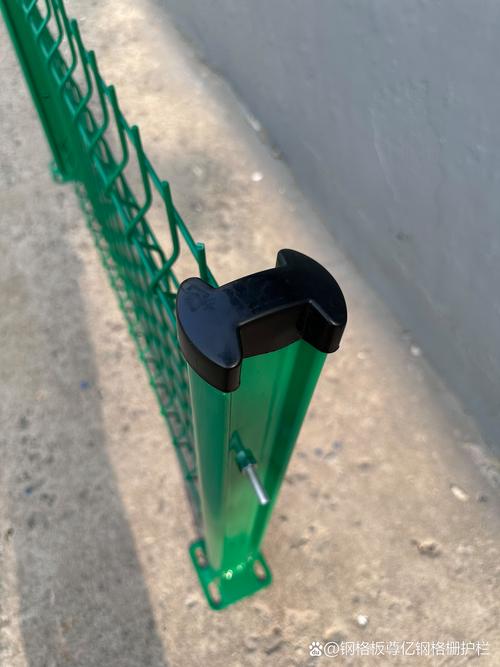 i型柱护栏网是一种常见的金属护栏产品,广泛应用于公路,铁路,工业园区